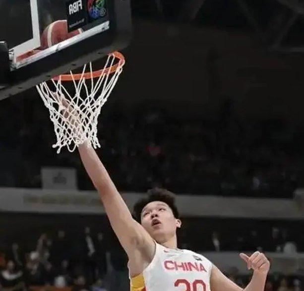 杨瀚森为何被看好能在NBA混好？性格好，跟姚明很像，能吃得开
