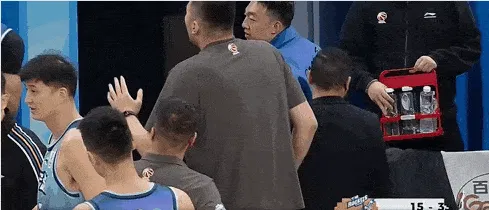 开云网页版中国官网-冷静！贝兹利暂停期间疑似与队友发生激烈争吵